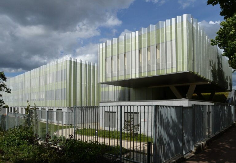 Collège de Créteil — Façade en tôle perforée