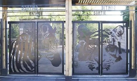 Portail du zoo de Maubeuge — Portail à perforation décorative