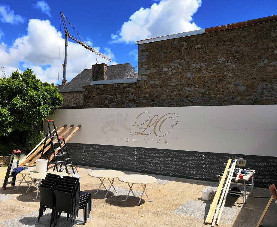 Hôtel Le Lion d'Or — Habillage décoratif en tôle perforée