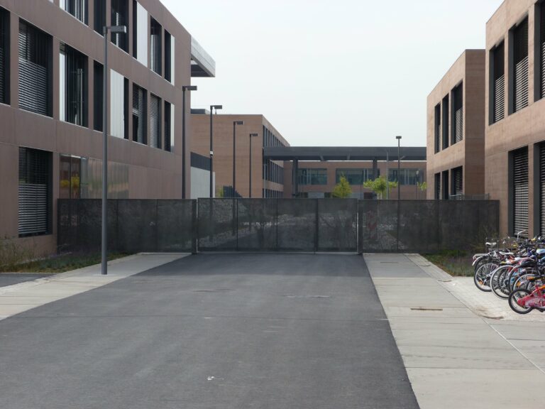 École Européenne du Luxembourg — Portail à perforation paysagée