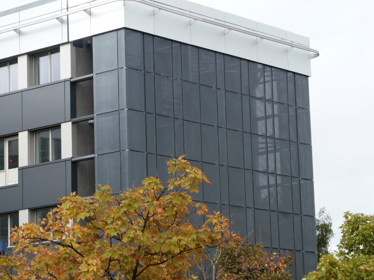 Banque à Nanterre — Façade en tôle perforée
