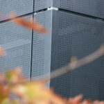 Banque à Nanterre — Façade en tôle perforée