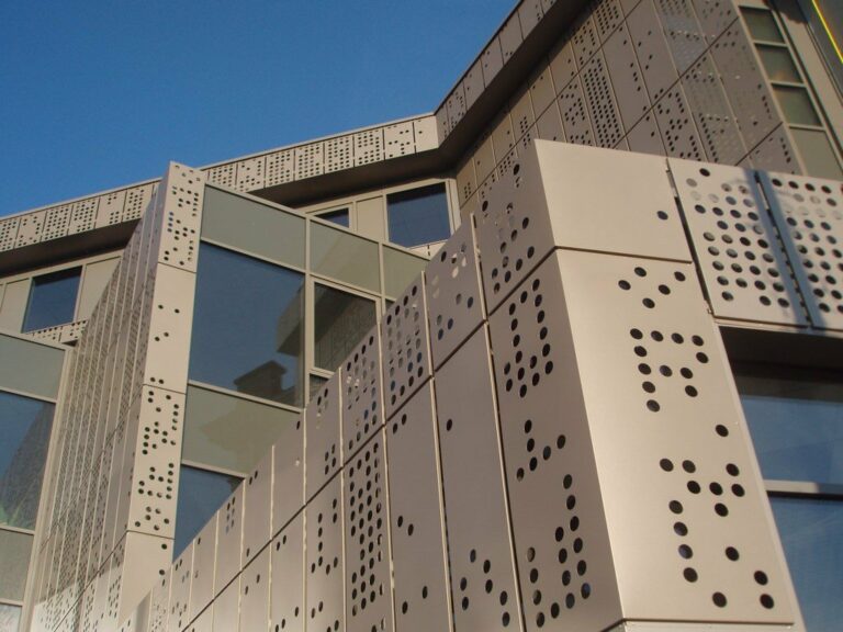 CCI de Valenciennes — Façade en tôle perforée