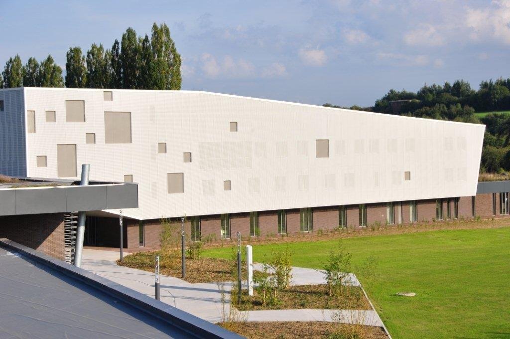 Pôle universitaire de Maubeuge — Façade en tôle perforée