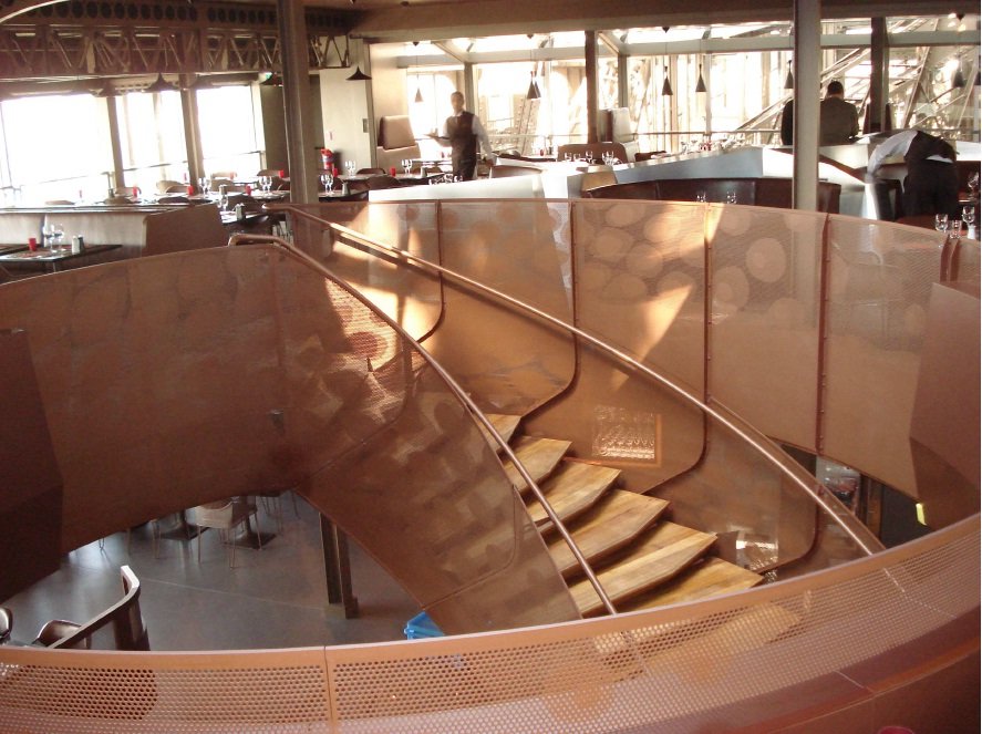 Restaurant « 58 Tour Eiffel » — Garde-corps décoratifs et faux plafonds perforés