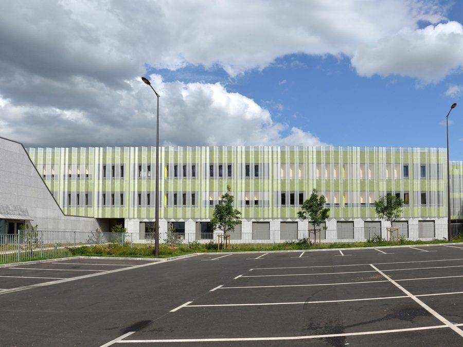 Façade perforée — Collège de Créteil