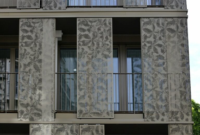 Façade Vaugirard — Habillage de façade en tôle perforée décorative