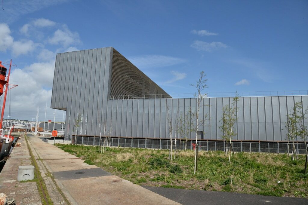 Sciences Po / INSA — Façade en tôle perforée